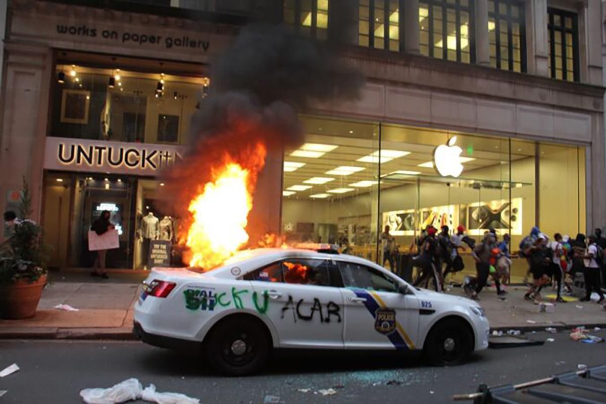 Пограбування Apple Store в США 30 травня 2020: відео