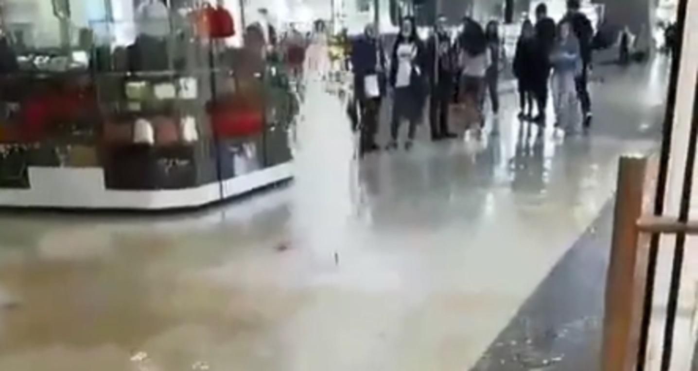 Незапланированный фонтан: в Харьковском ТРЦ из пола забил гейзер – видео Незапланированный фонтан: в Харьковском ТРЦ из пола забил гейзер – видео