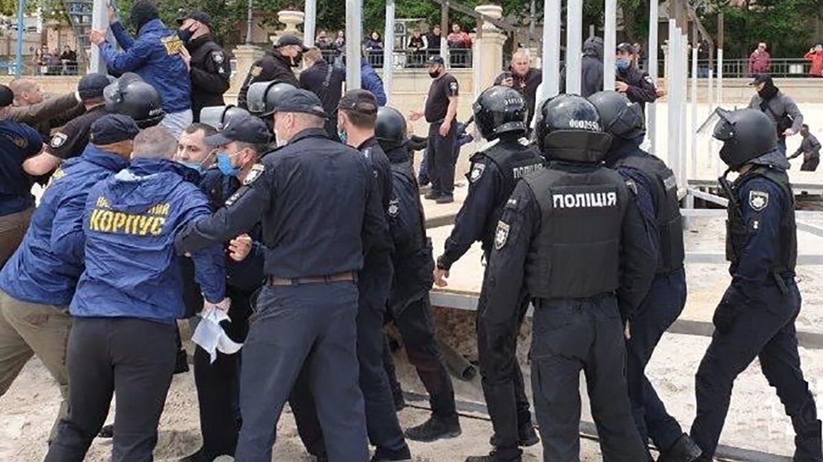 Нацкорпус влаштував сутички з поліцією на одному з пляжів Одеси: подробиці та відео 