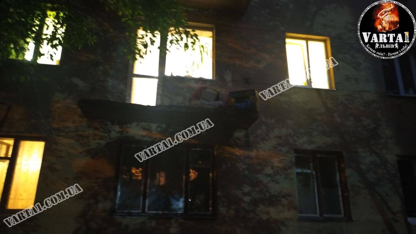 Троє людей випали з балкону у Львові: двоє були п'яними – деталі 