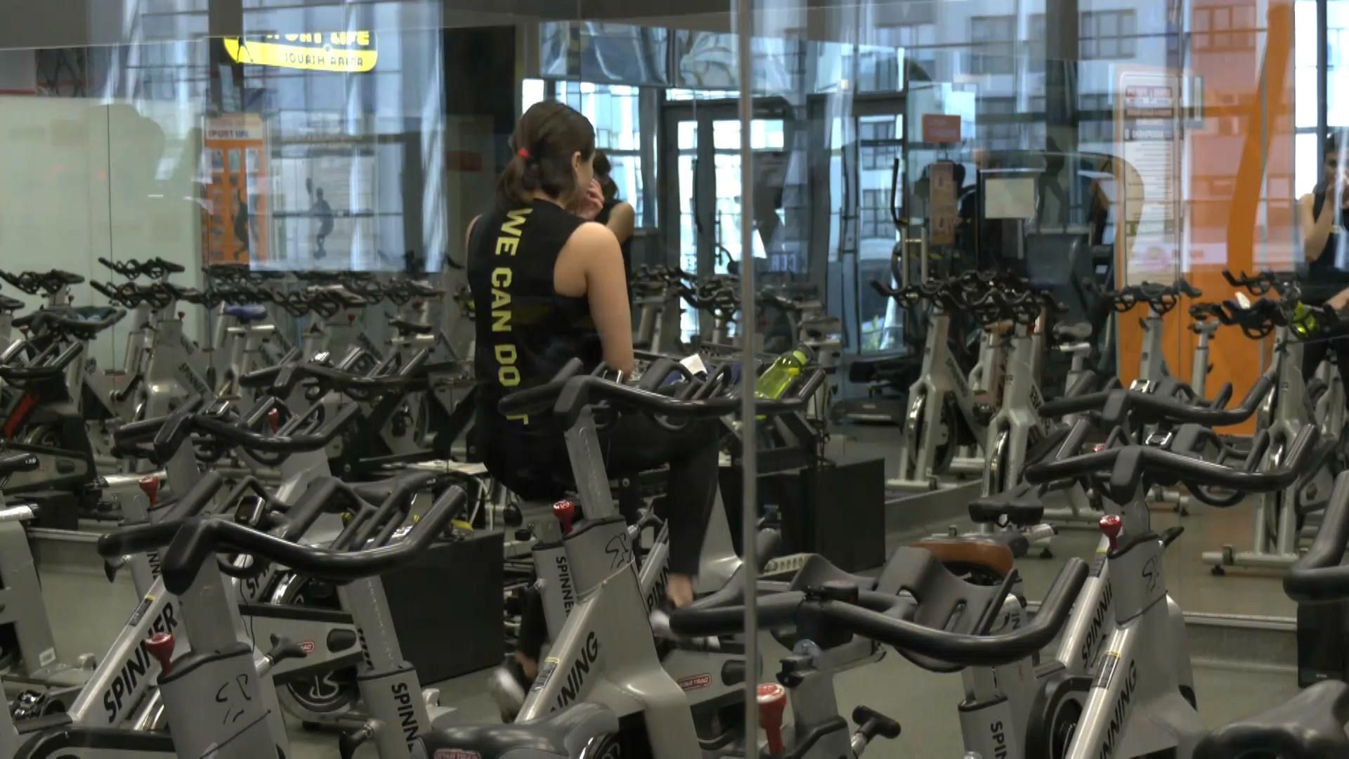 Нове послаблення карантину: як дотримуються правил у спортзалах, автобусах та поїздах – відео Нове послаблення карантину: як дотримуються правил у спортзалах, автобусах та поїздах – відео