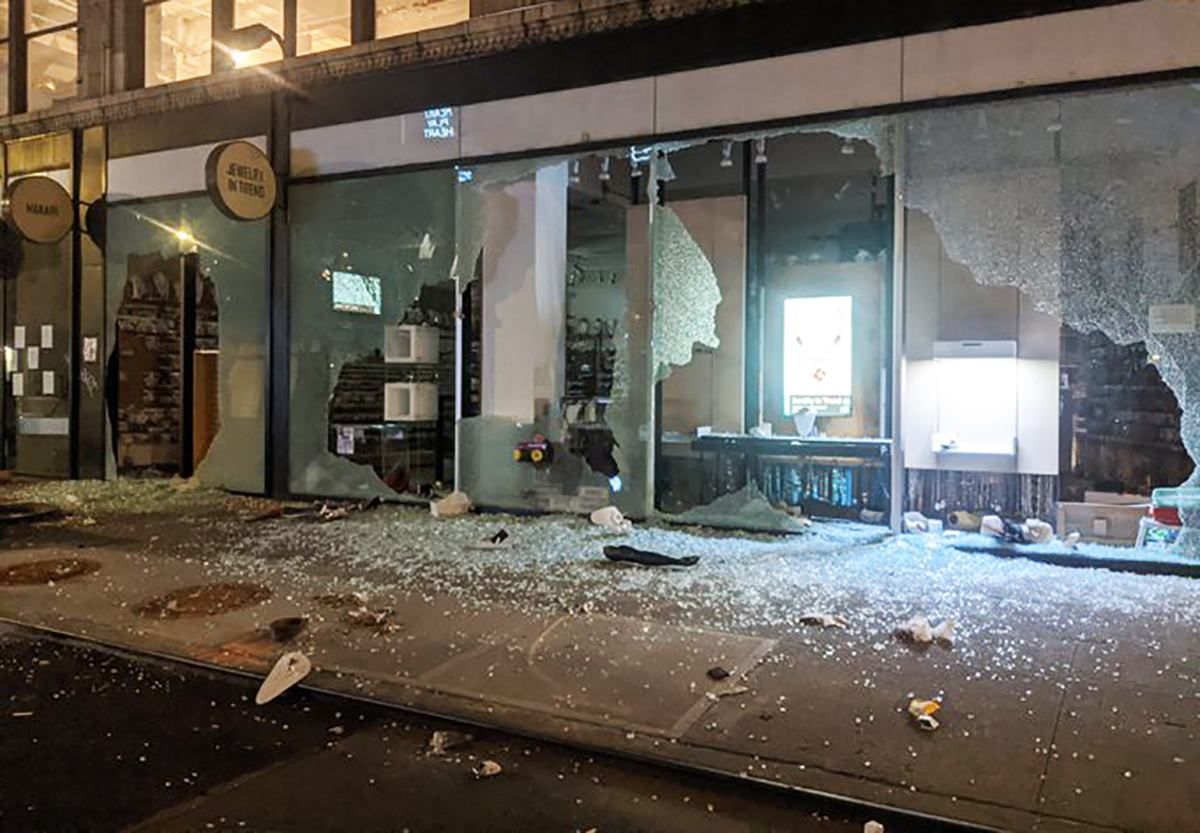 На Мангеттені протестувальники грабують магазини