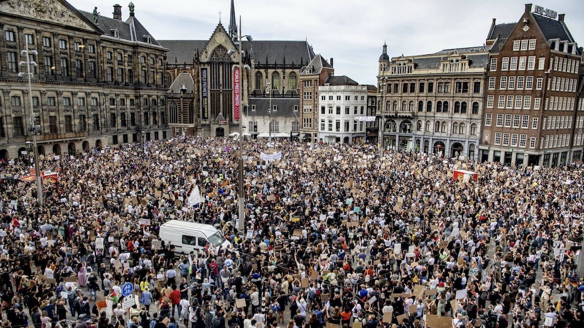 Протесты из-за убийства Джорджа Флойда добрались до Амстердама, власти взволнованы: фото, видео