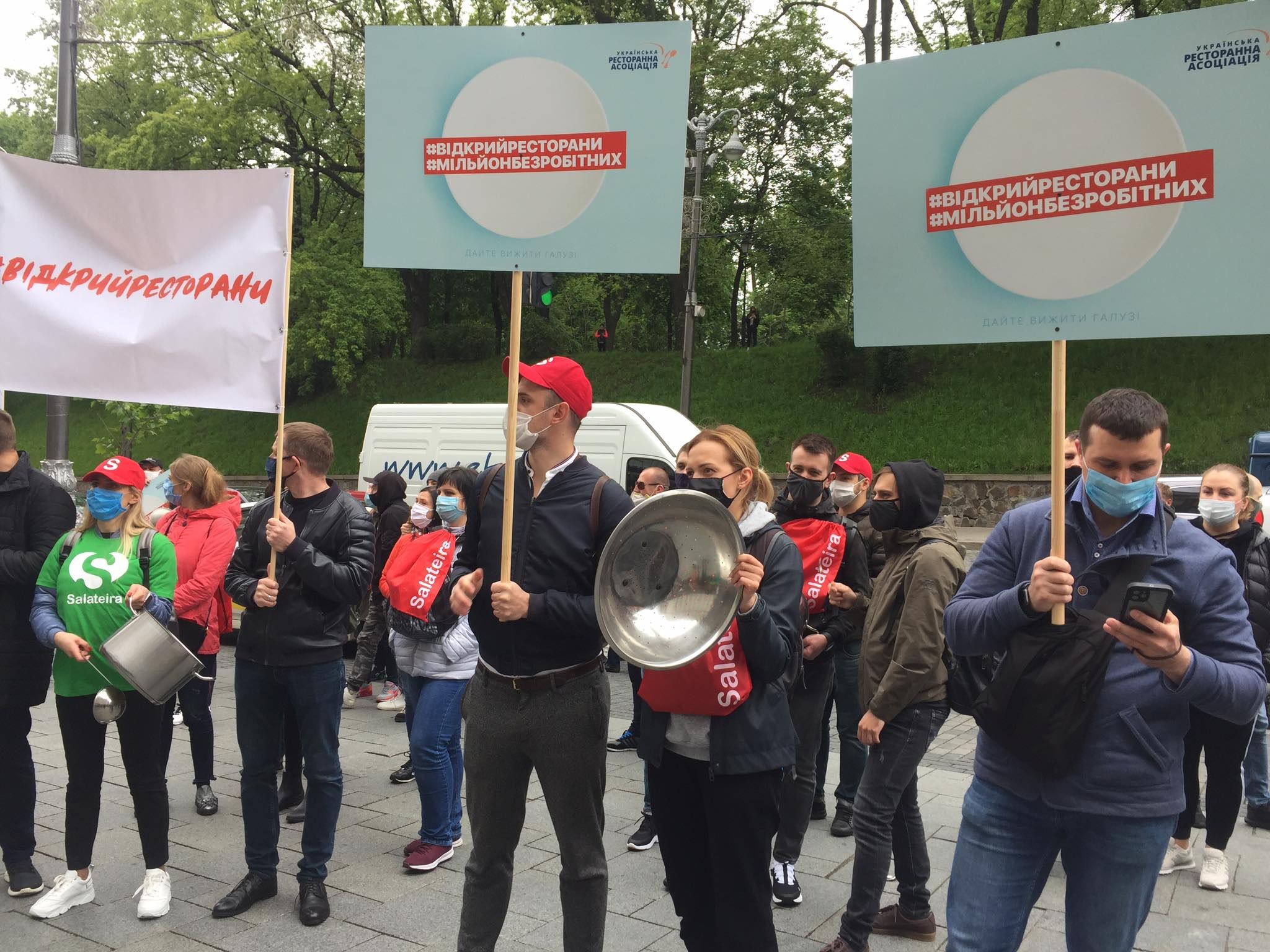"Уже миллион безработных": под Кабмином протестуют рестораторы – фото, видео