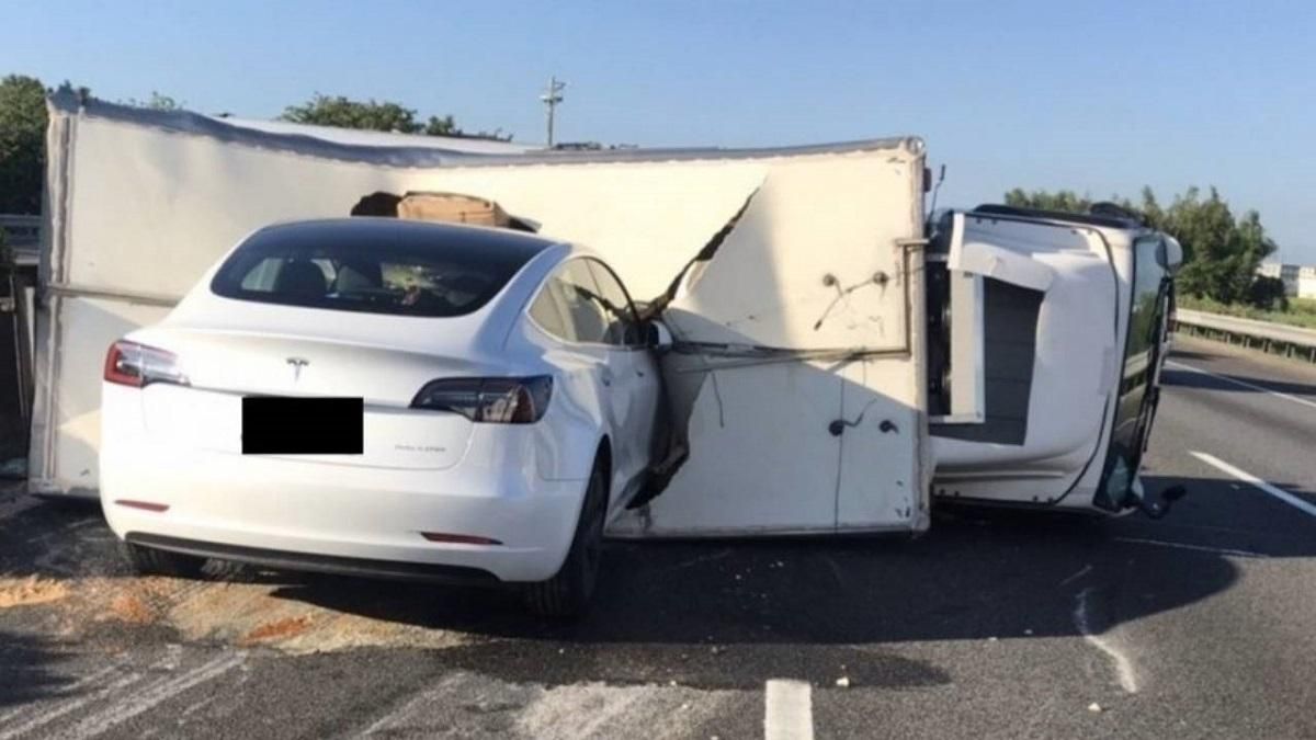 Автопілот Tesla став причиною аварії за участю електрокара Model 3: відео