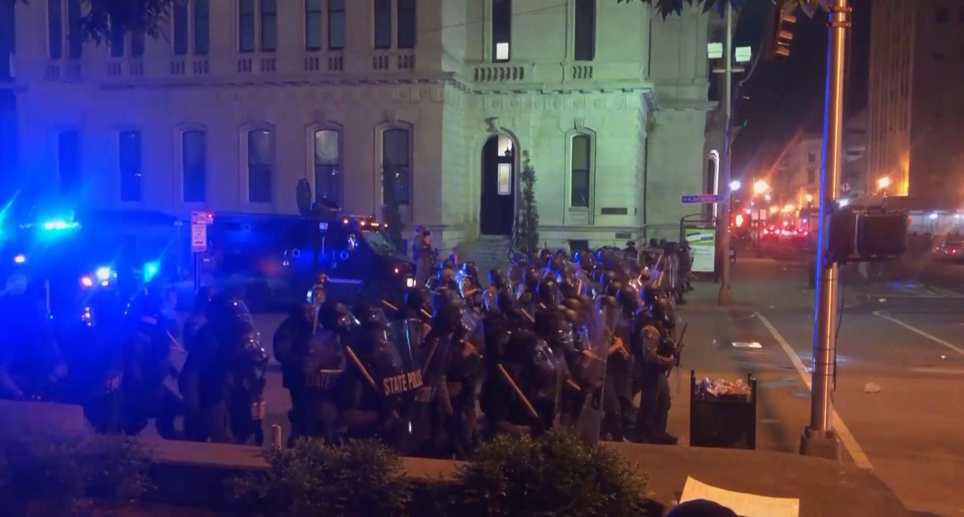 В Лас-Вегасе во время протестов расстреляли двух полицейских В Лас-Вегасе во время протестов расстреляли двух полицейских