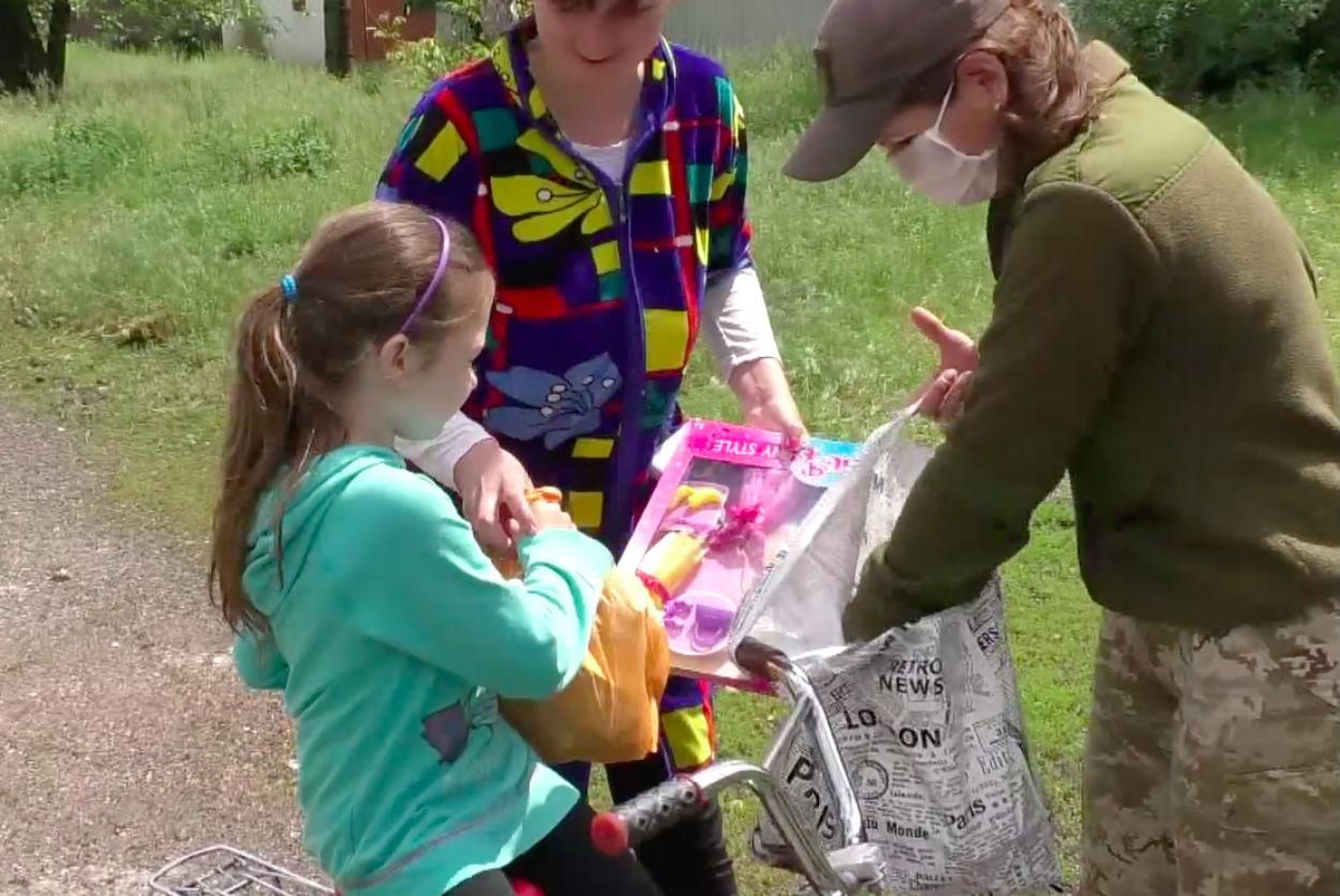 Бойцы ООС сделали сюрприз для маленьких жителей Вольного: трогательное видео Бойцы ООС сделали сюрприз для маленьких жителей Вольного: трогательное видео