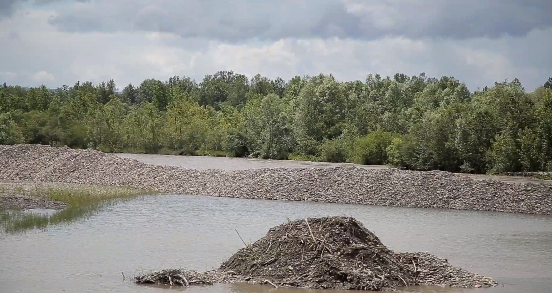 На Буковині може затопити ціле село: місцеві мешканці чергують біля річки – шокуючі фото, відео