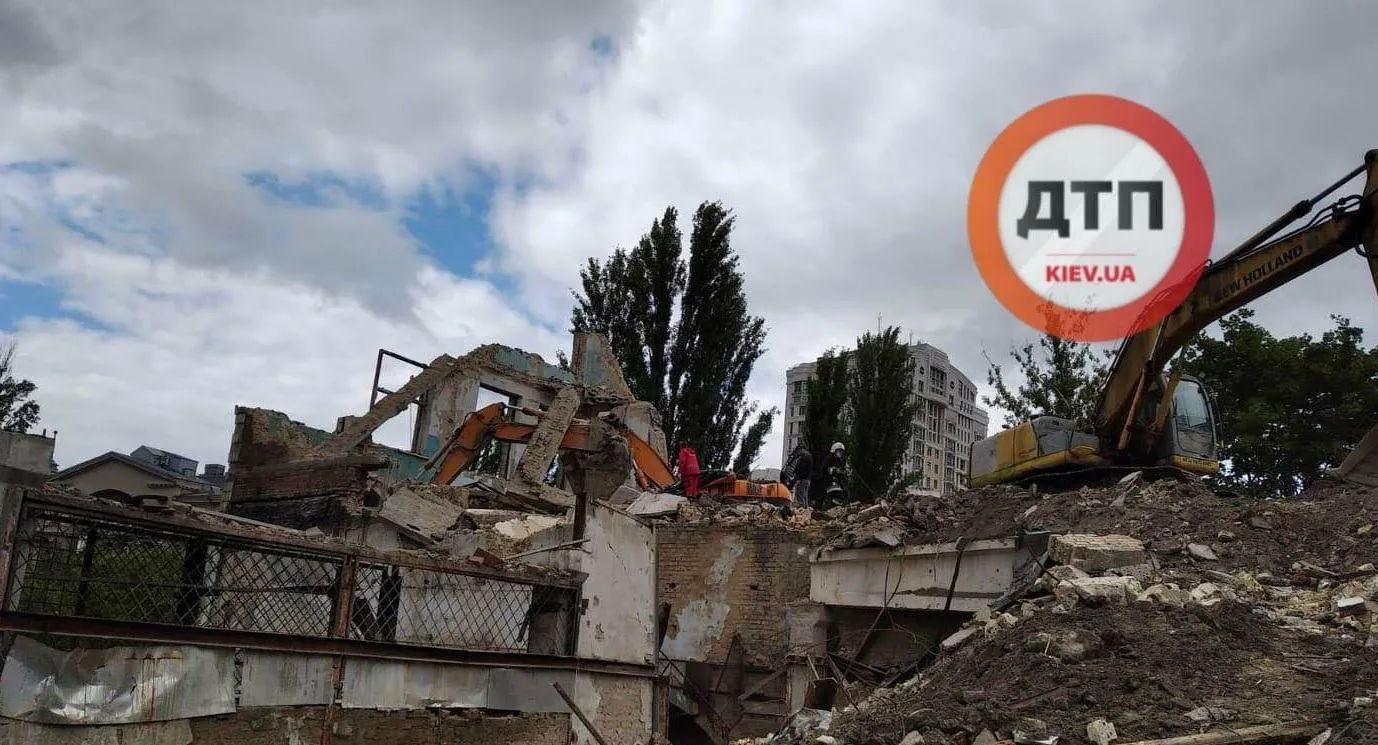 У Києві 2 червня стався трагічний випадок: плита впала на екскаватор У Києві 2 червня стався трагічний випадок: плита впала на екскаватор