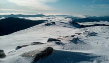 В Карпатах в первые дни лета насыпало до 40 сантиметров снега: невероятные фото, видео