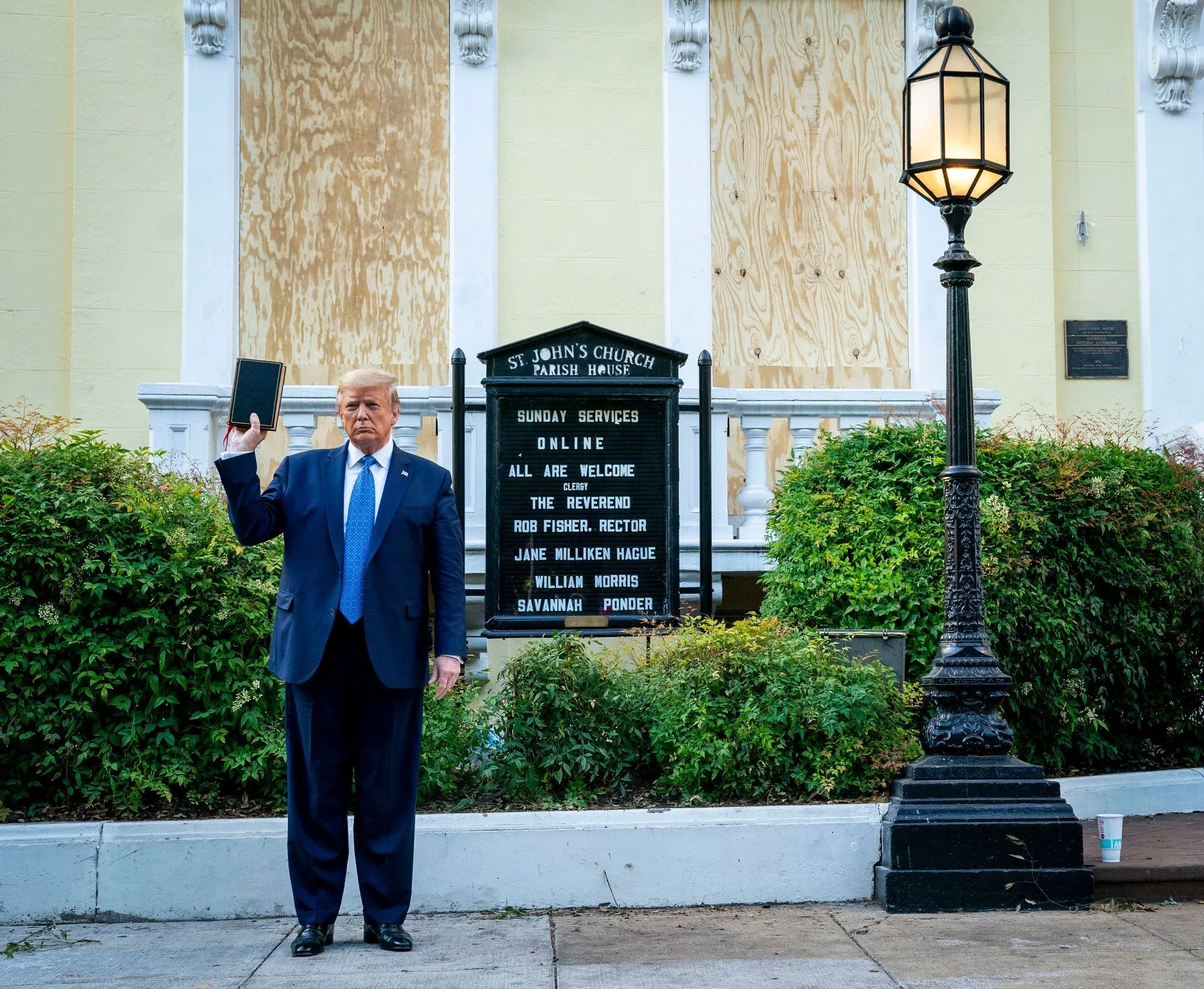 Трамп з Біблією