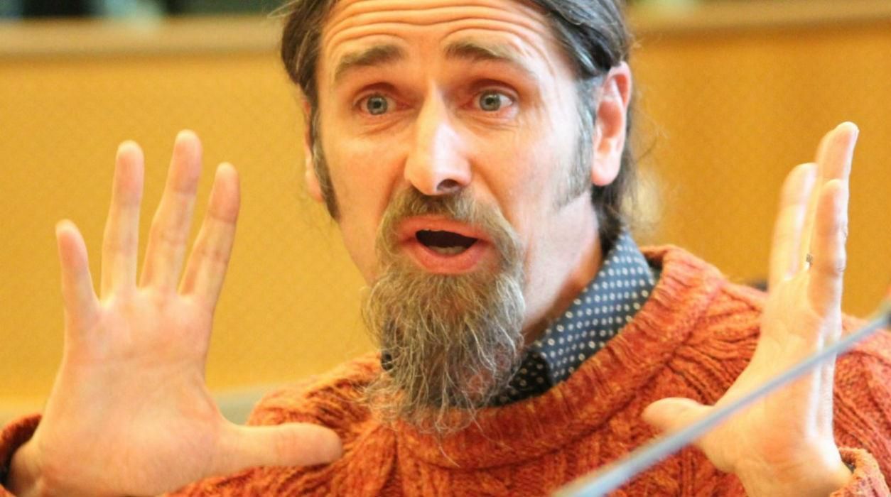 Без штанов, но в рубашке: депутат оконфузился на онлайн-дебатах с Европарламентом – видео Без штанов, но в рубашке: депутат оконфузился на онлайн-дебатах с Европарламентом – видео