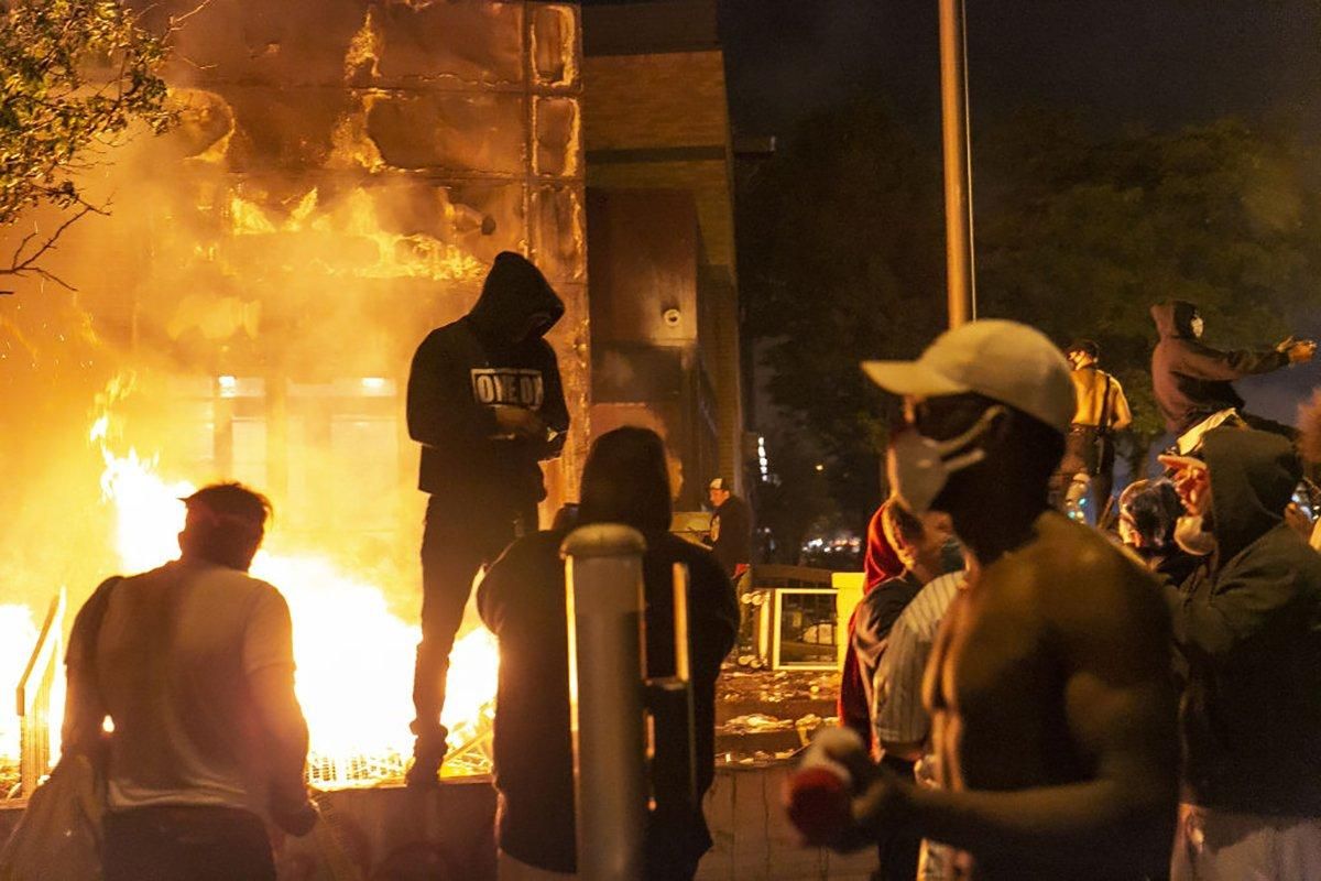 Протесты в Америке: неужели в США до сих пор настолько силен расизм Протесты в Америке: неужели в США до сих пор настолько силен расизм