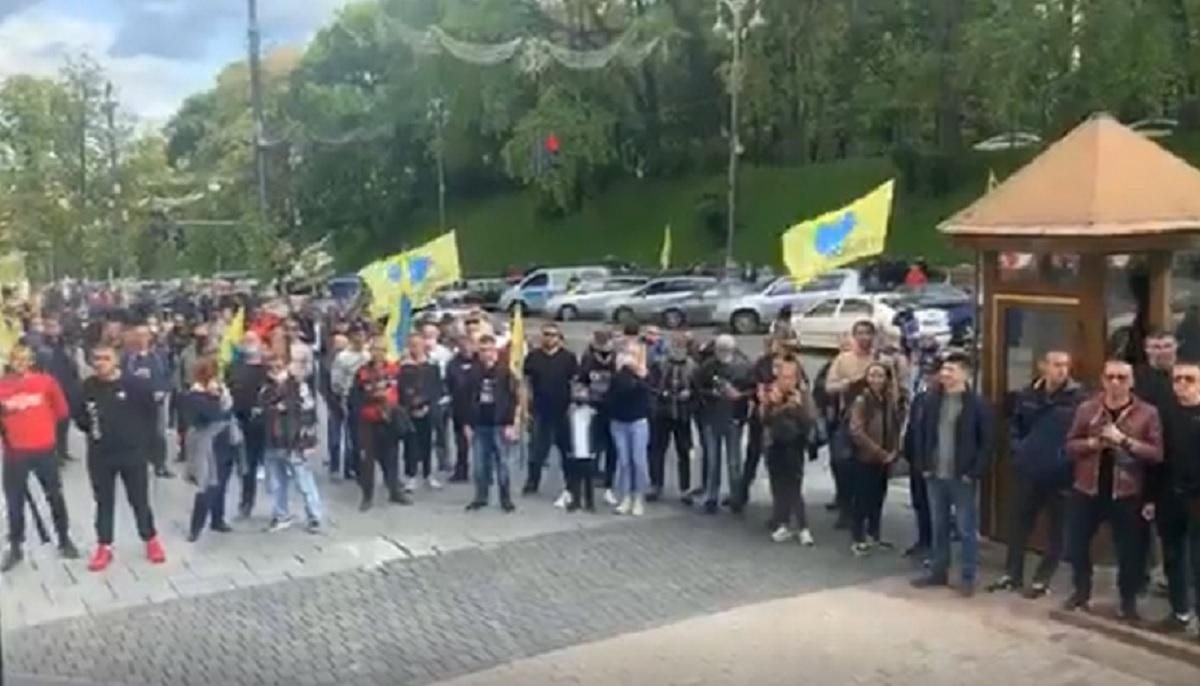 Под Кабмином протестуют евробляхери 4 июня 2020 - видео Под Кабмином протестуют евробляхери 4 июня 2020 - видео