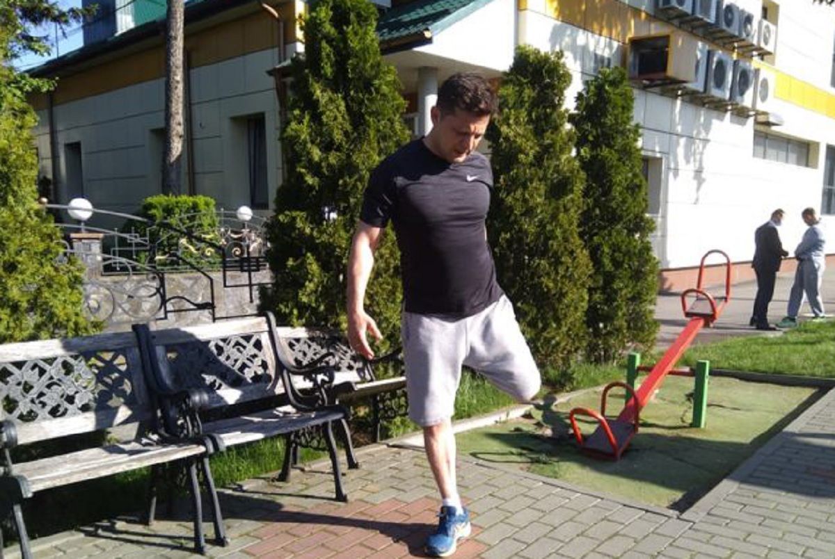 Зеленский с охранниками пробежал в Хмельницком 8 километров и рассказал, что любит есть Зеленский с охранниками пробежал в Хмельницком 8 километров и рассказал, что любит есть