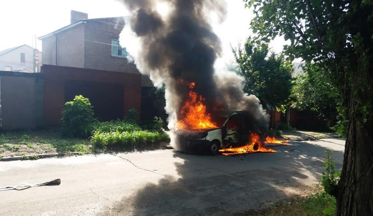 На Дніпропетровщині чоловік заживо згорів у авто: фото