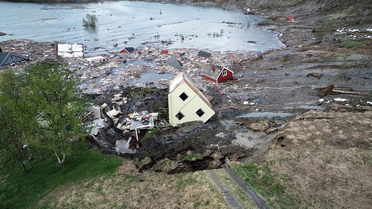 В Норвегии оползень смыл в воду поселок: 8 домов под водой – видео
