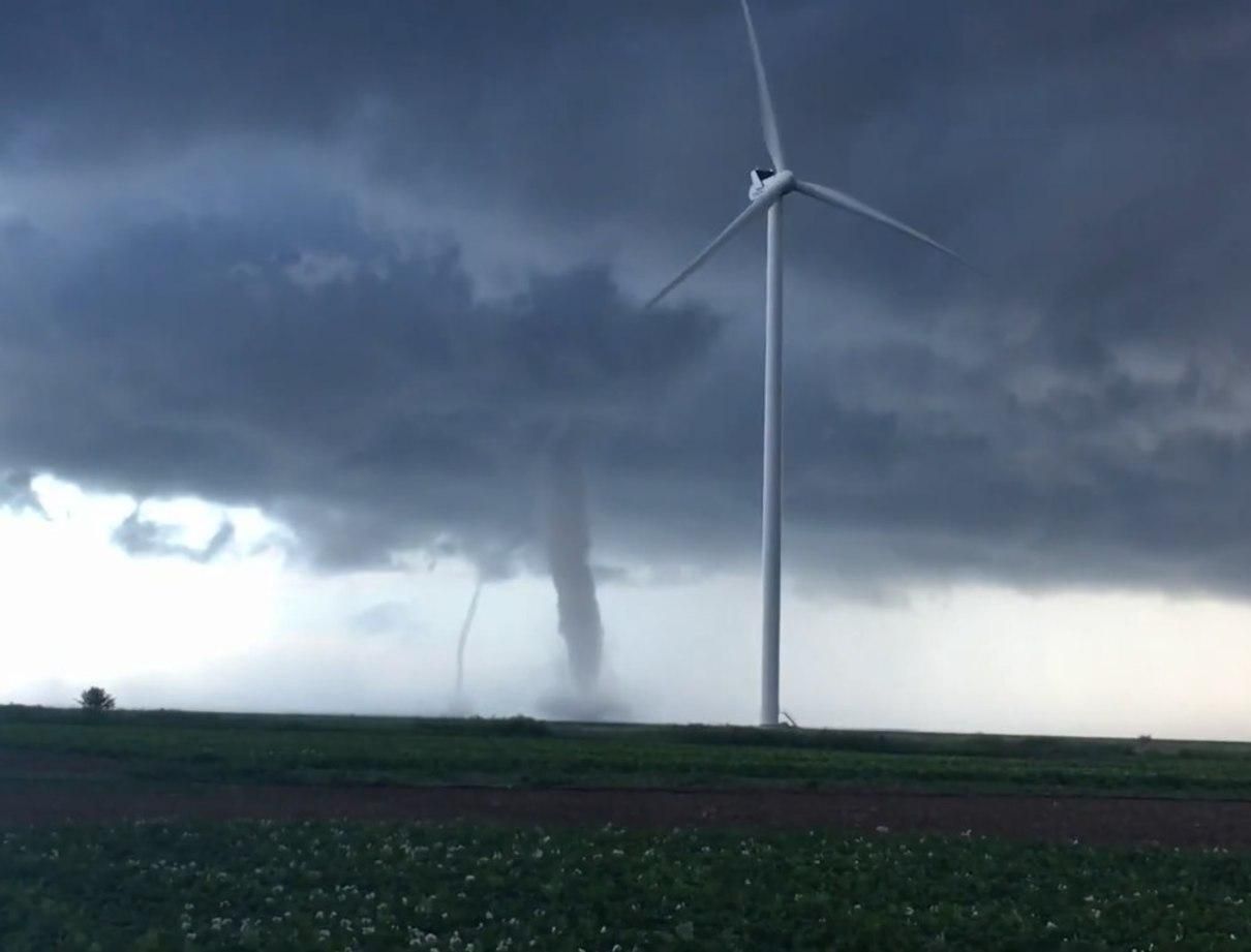 Смерч под Херсоном в Скадовске 3 июня 2020: видео, фото Смерч под Херсоном в Скадовске 3 июня 2020: видео, фото