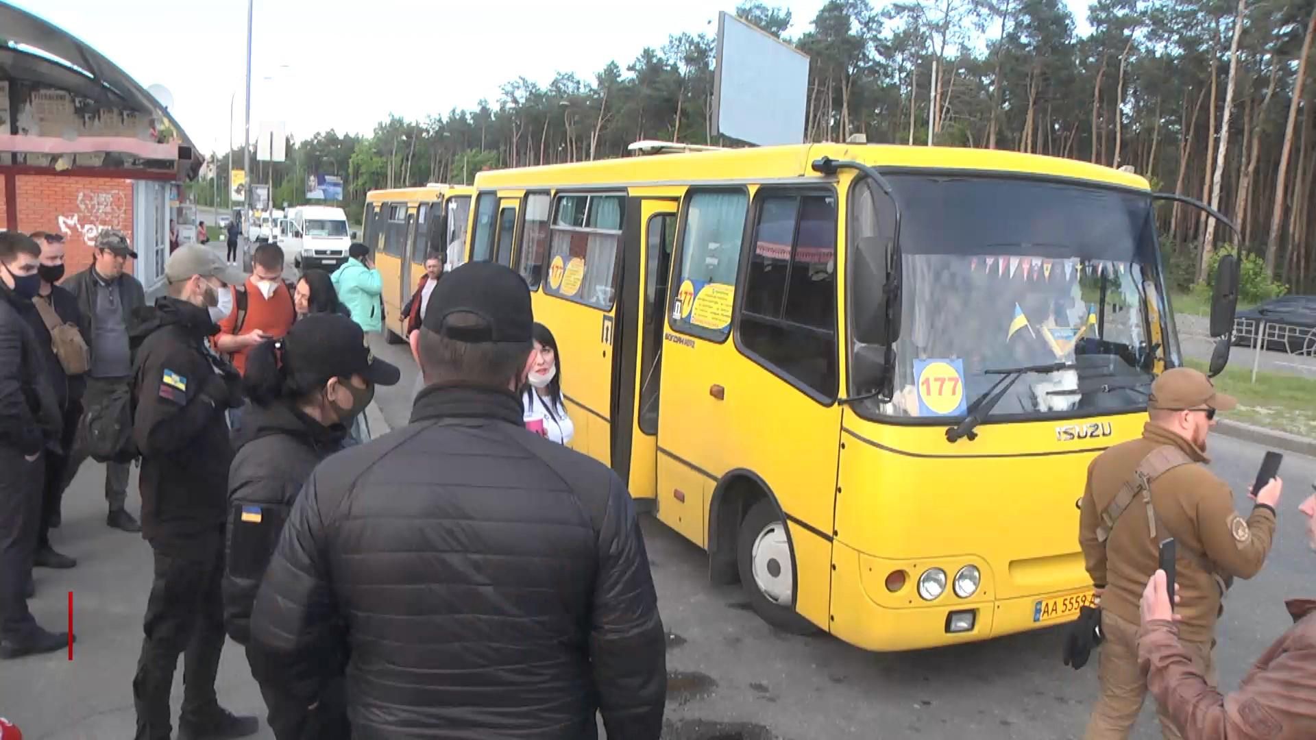 З силою та матюками: водії висаджують із маршруток учасників бойових дій та їхні сім'ї З силою та матюками: водії висаджують із маршруток учасників бойових дій та їхні сім'ї