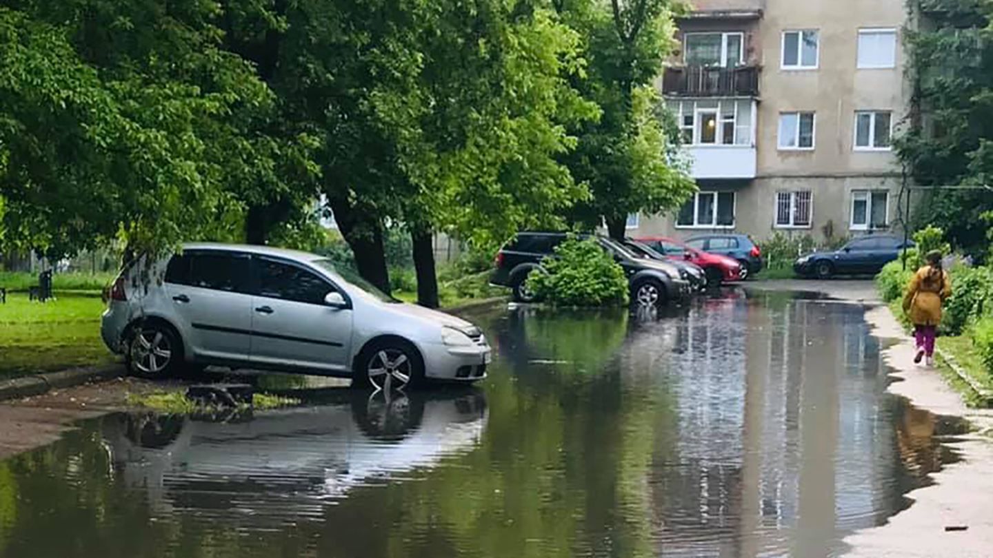 Мукачево попливло: місто на Закарпатті перетворилось на Венецію – шокуючі фото, відео