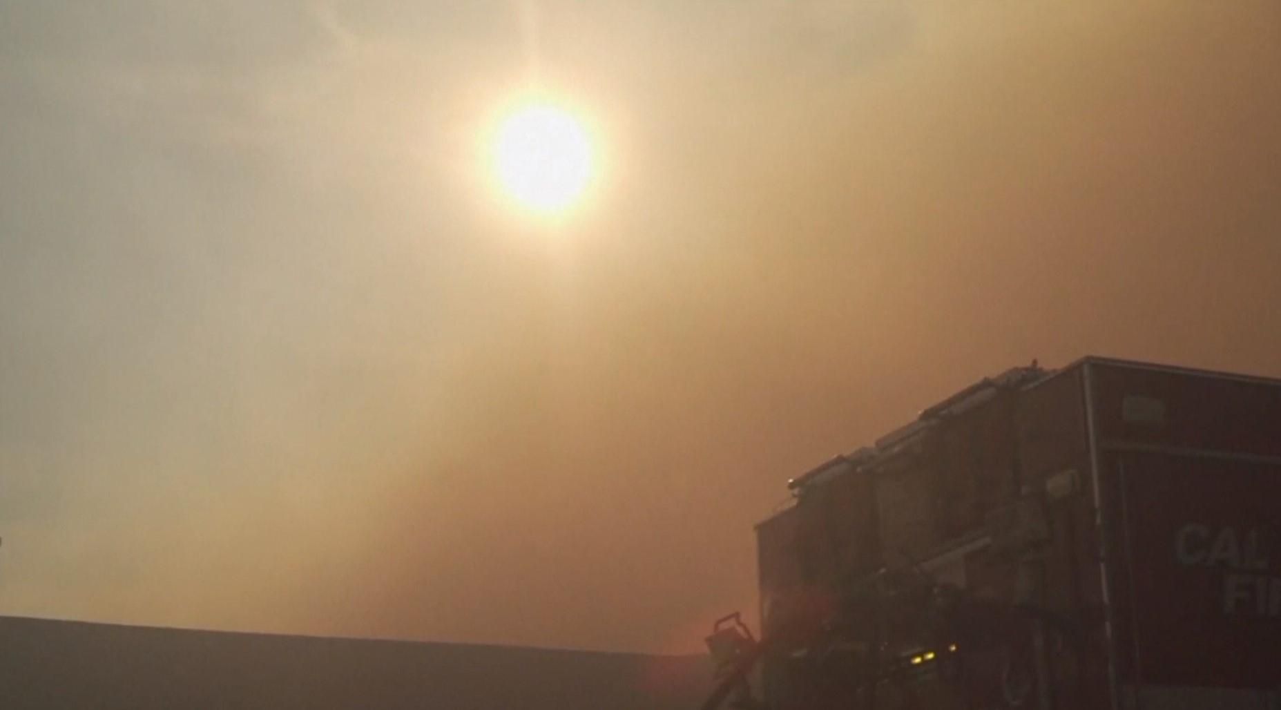 В Каліфорнії пожежа знищила десяток будинків: моторошне відео