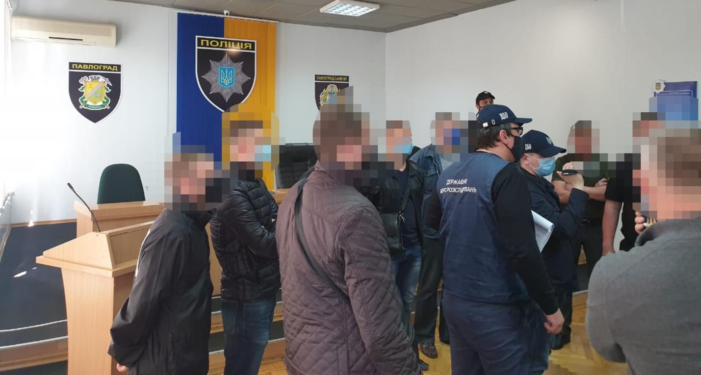 Задля хороших показників: банда поліцейських у Павлограді змушувала за наркотики вчиняти злочини