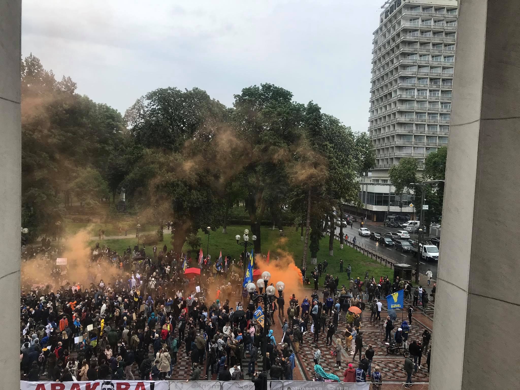 Под Радой мужчина пытался устроить самоподжог: фото и видео Под Радой мужчина пытался устроить самоподжог: фото и видео