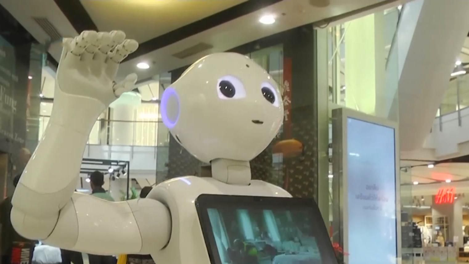 Носять антисептики та допомагають хворим: роботи протидіють COVID-19 у всьому світі Носять антисептики та допомагають хворим: роботи протидіють COVID-19 у всьому світі