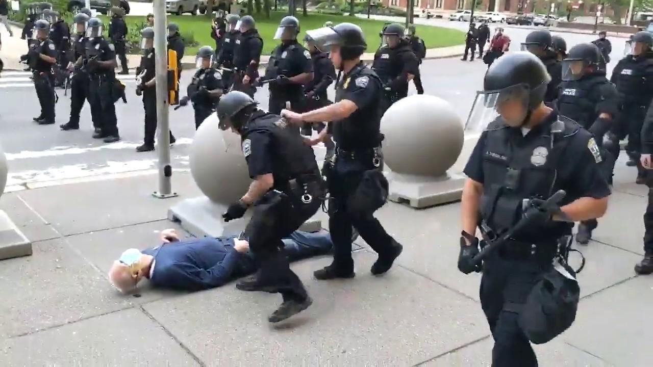 В США копы сбили с ног пожилого мужчины во время протестов - видео