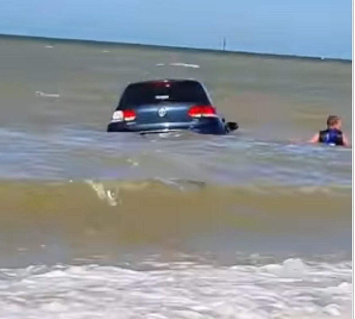  В Великобритании мужчина пытался вытащить из моря авто - видео