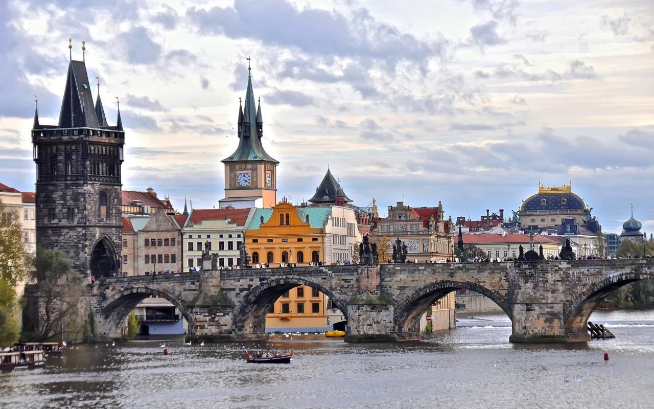 Двух российских дипломатов выслали из Чехии после скандала с попыткой отравить мэра Праги