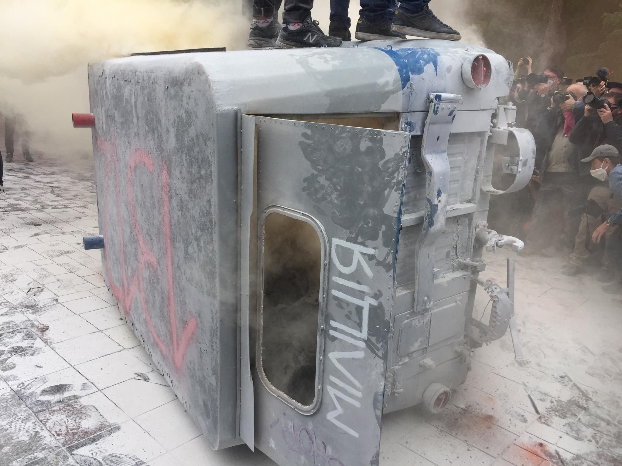 УАЗик, який спалили під час мітингу проти Авакова, виставили на аукціон УАЗик, який спалили під час мітингу проти Авакова, виставили на аукціон