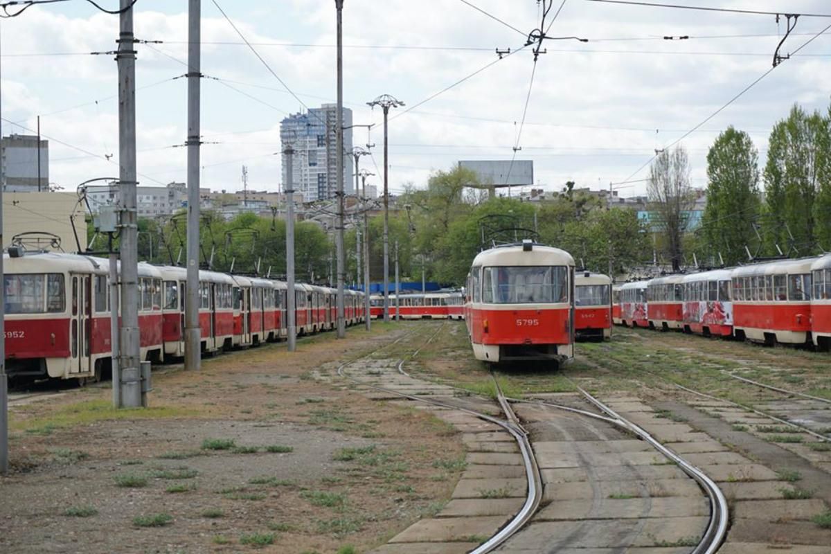 У Києві жорстко побили водія трамвая після зауваження про відсутність масок – відео 18+