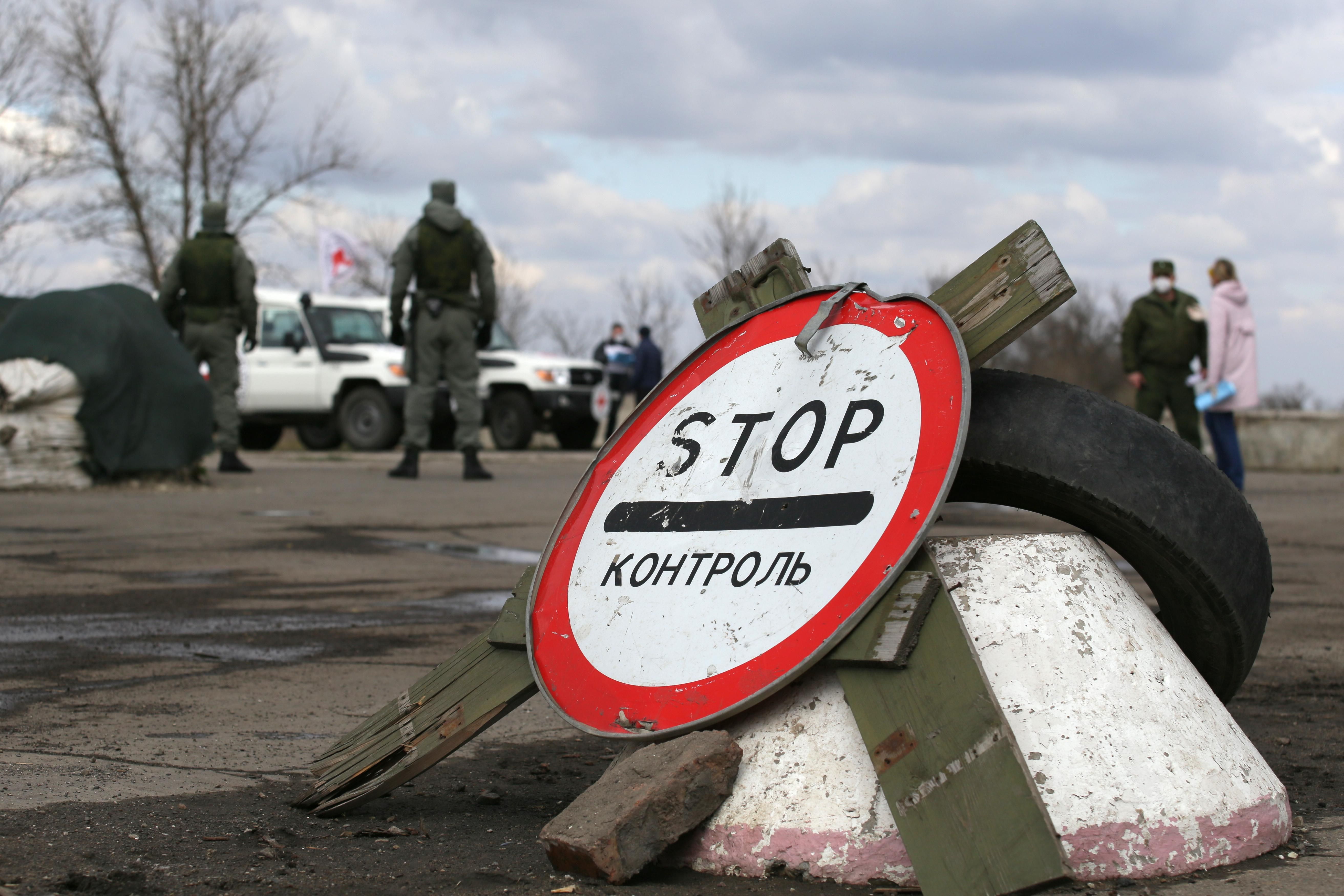 Боевики никого не пропускают на подконтрольную Украине территорию, – Резников