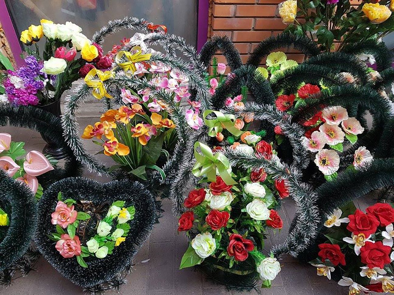 ПЦУ призвала верующих не приносить пластиковые венки на кладбище ПЦУ призвала верующих не приносить пластиковые венки на кладбище