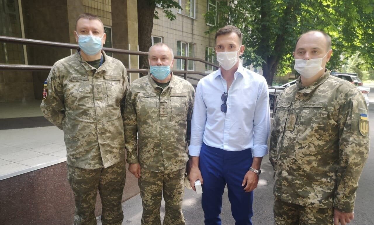 Андрей Шевченко подарил военному госпиталю в Киеве аппарат ИВЛ: фото