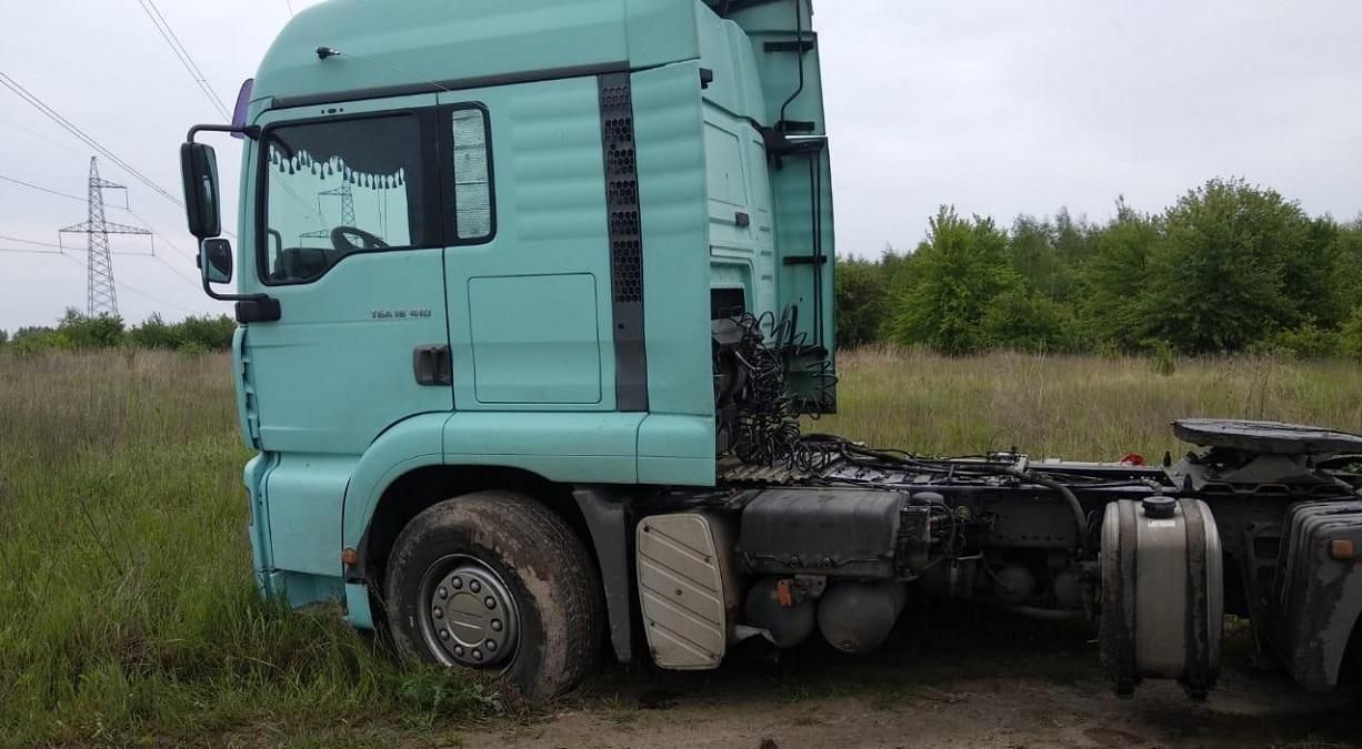 На Київщині 15-річний хлопець викрав вантажівку: фото