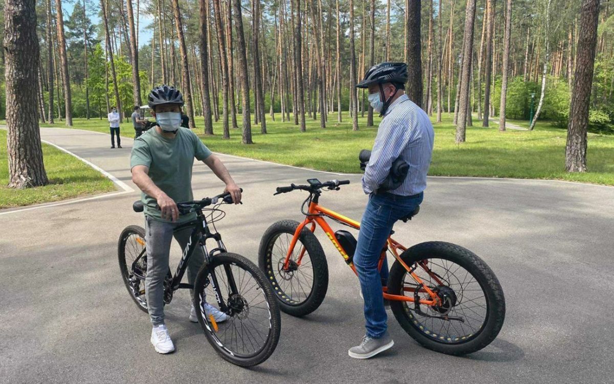 Зеленский покатался на велосипеде с журналистами: о чем говорили
