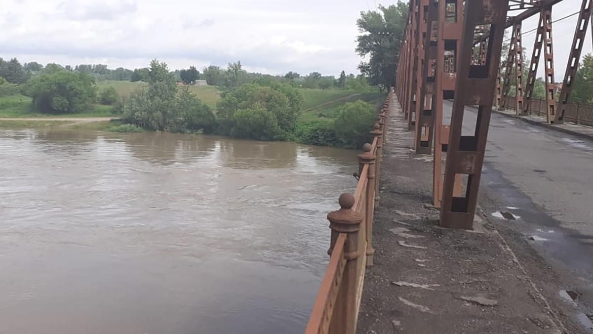 Стрибнув з мосту в Тису та опинився в Угорщині: на Закарпатті врятували життя українцю Стрибнув з мосту в Тису та опинився в Угорщині: на Закарпатті врятували життя українцю