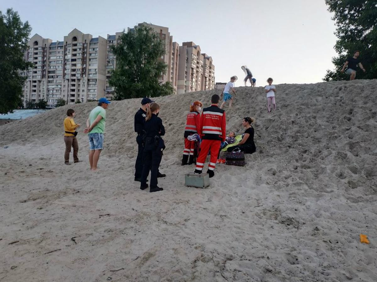 У Києві дівчинку присипало горою піску, очевидці чудом врятували дитину – фото та відео
