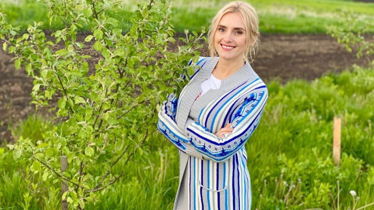 Ірина Федишин позувала посеред жовтого поля: мальовничі фото співачки