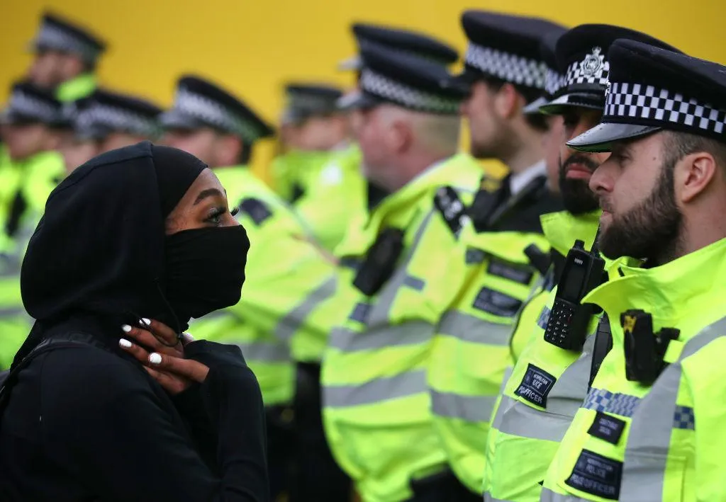 Люди протестують проти расизму Люди протестують проти расизму