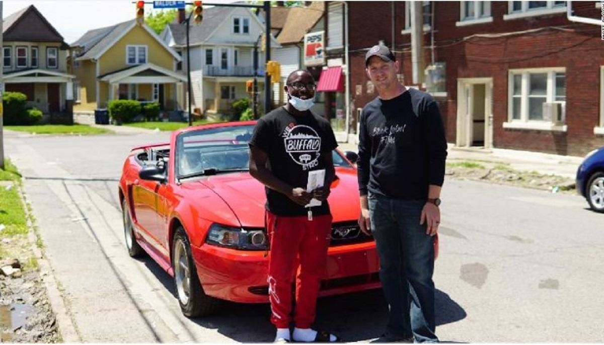 В США подросток получил стипендию в колледже и Mustang за уборку улиц после протестов В США подросток получил стипендию в колледже и Mustang за уборку улиц после протестов