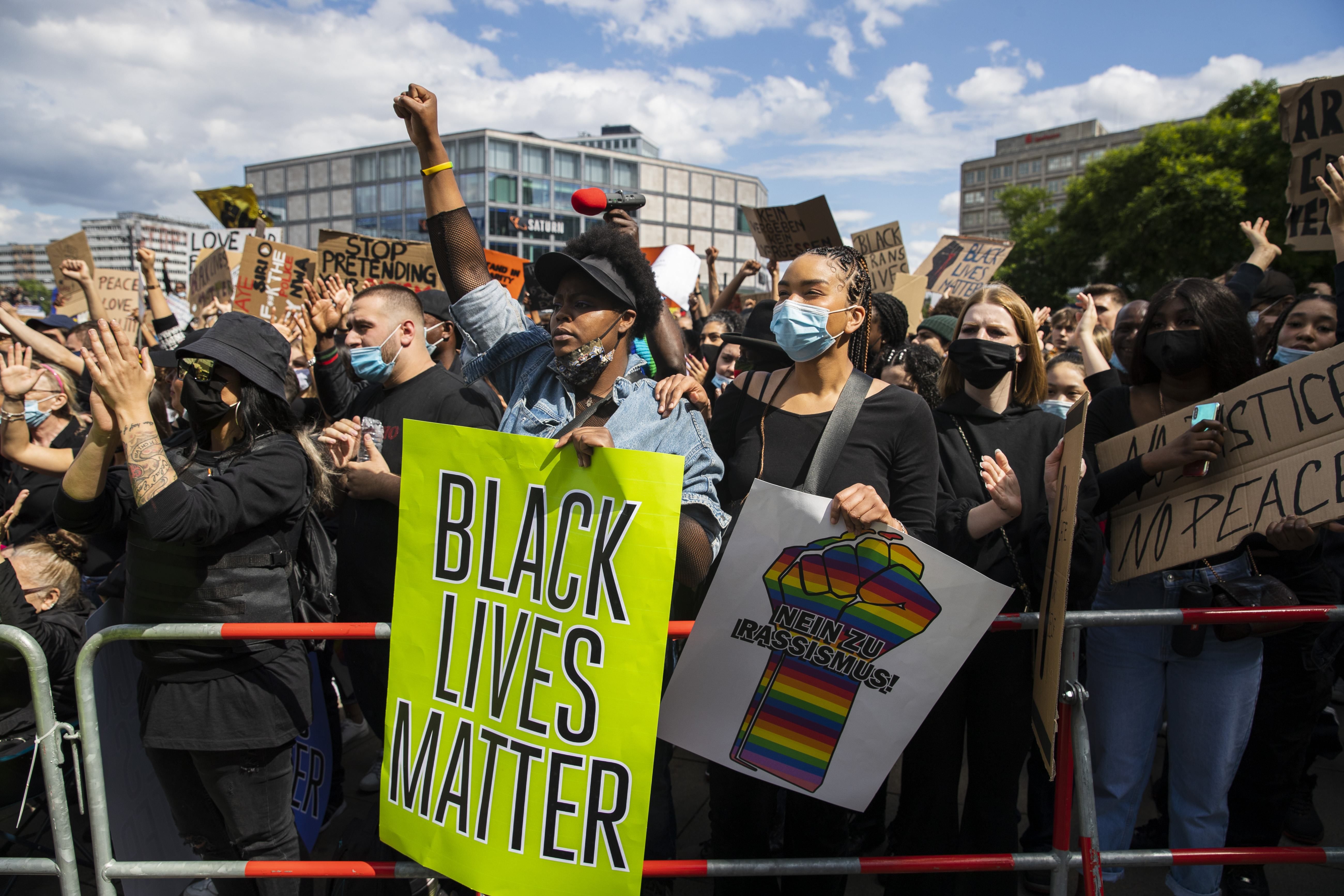 Массовые протесты в мире: в Лондоне ранили копов, а в Берлине задержали почти 100 человек Массовые протесты в мире: в Лондоне ранили копов, а в Берлине задержали почти 100 человек