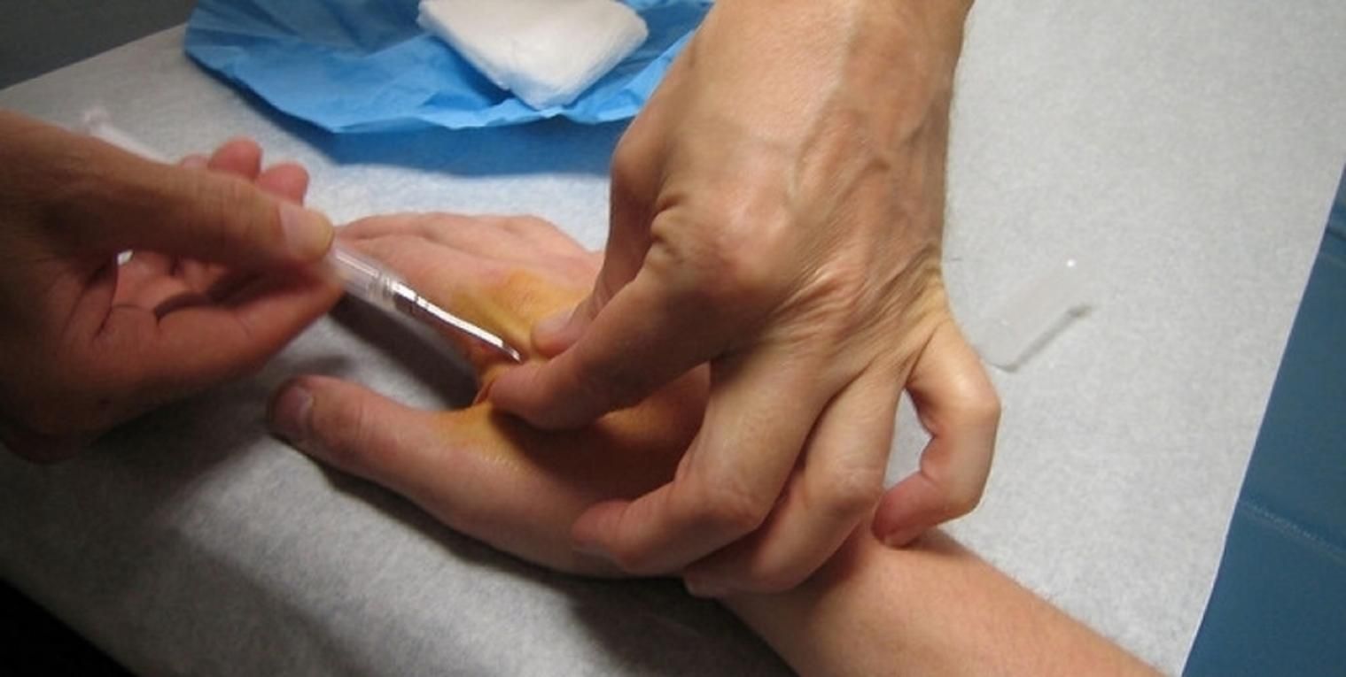 Зеленського просять заборонити чипування людей Зеленського просять заборонити чипування людей