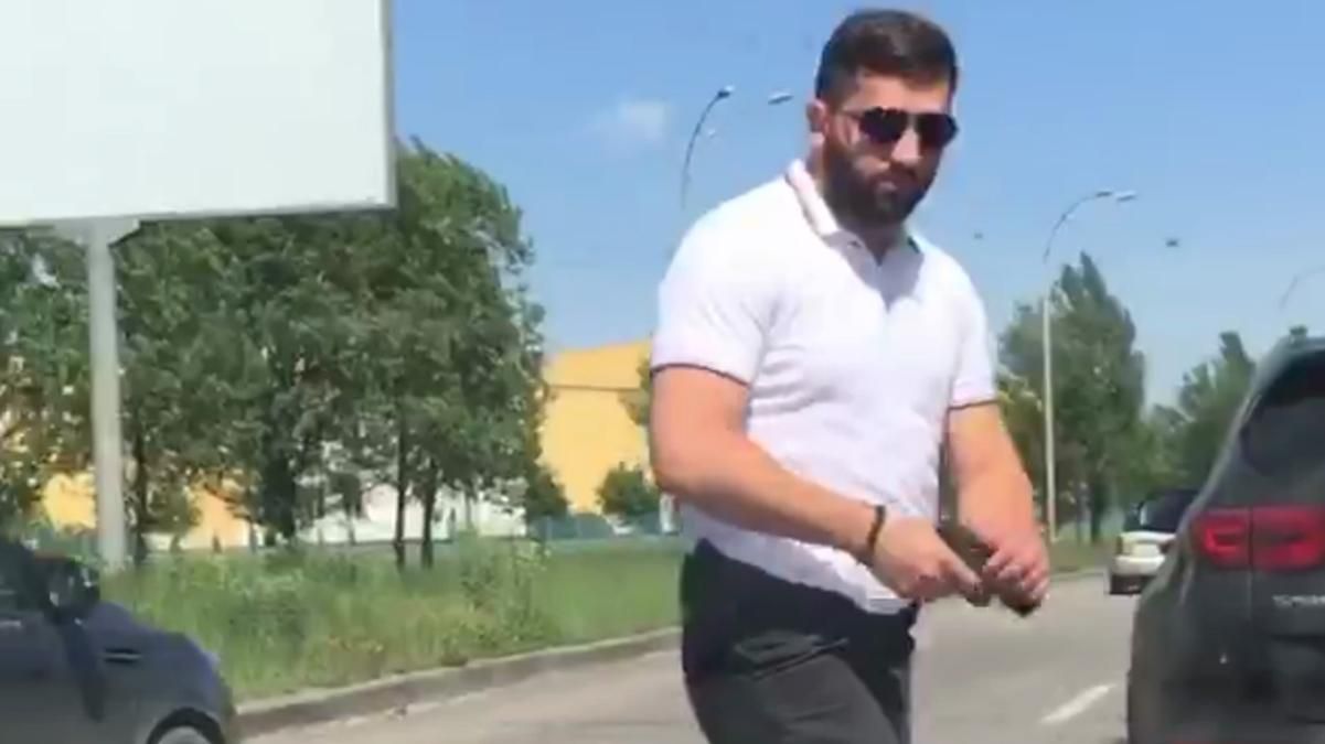 У Києві охоронець Ляшка підрізав автомобіль і погрожував людям пістолетом: деталі та відео