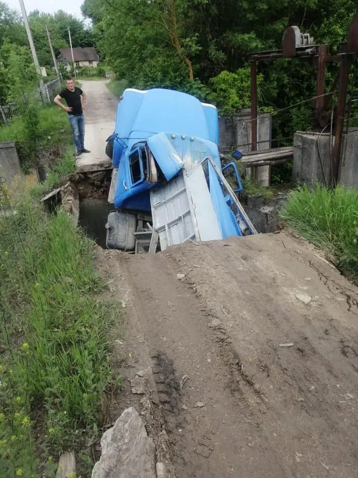обвал мосту з вантажівкою на тернопільщині обвал мосту з вантажівкою на тернопільщині