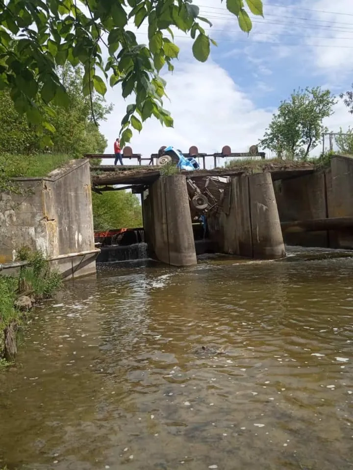 аварія вантажівка обвал мосту тернопільщина аварія вантажівка обвал мосту тернопільщина