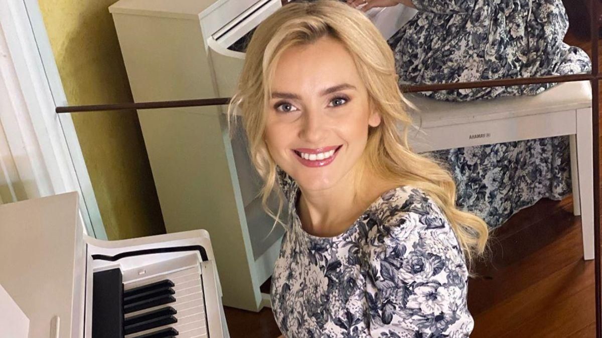 У малиновому костюмі: Ірина Федишин замилувала мережу літнім образом – яскраві фото