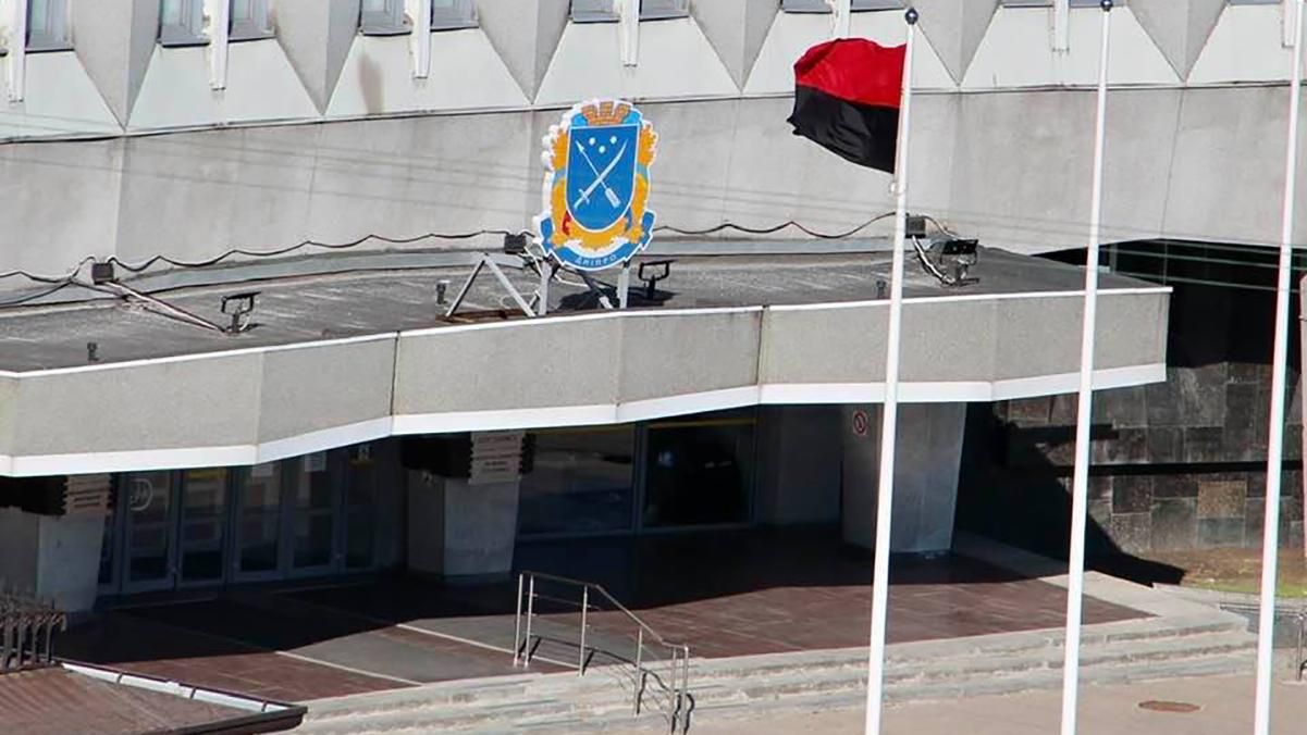 Красно-черный флаг сняли с мэрии Днепра: что известно о скандале